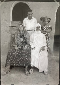 Seydou Keita - Two Moorish women with their son and granddaughter