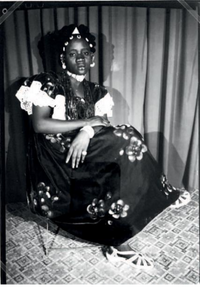 Seydou Keita - Woman sitting